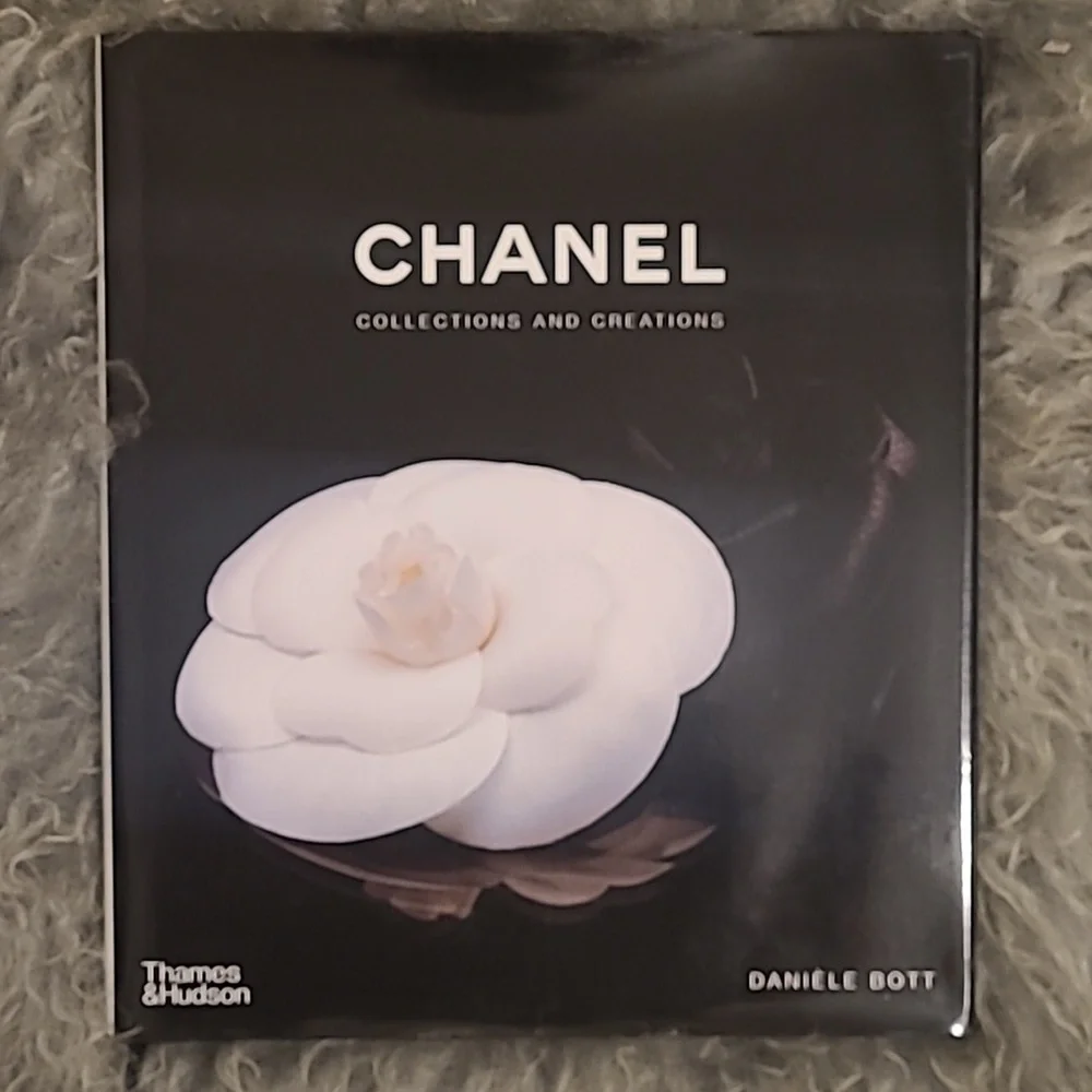 CHANEL COLLECTIONS AND CREATIONS COFFEE TABLE BOOK - Picture 2 of 9